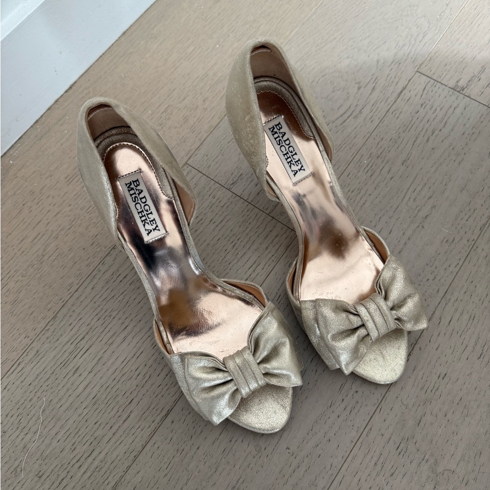 Badgley Mischka D’Orsay Gold Peep Toe Pumps With Bow